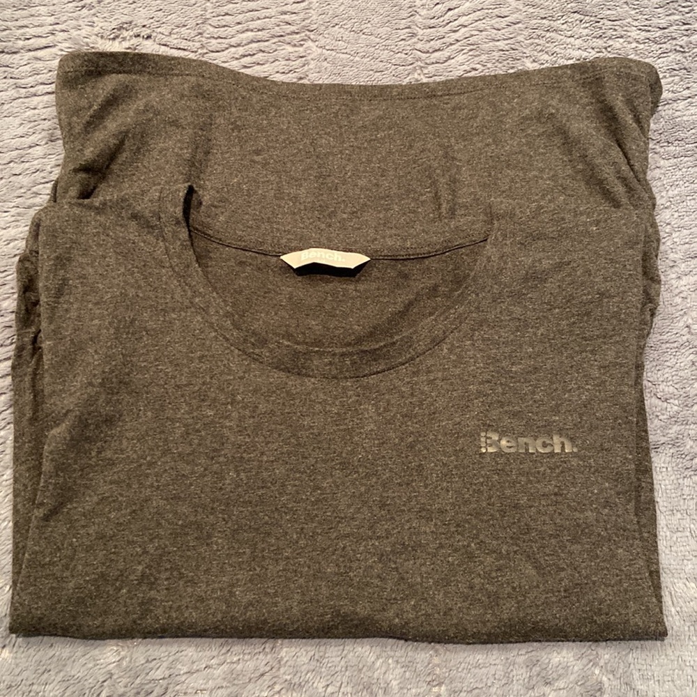 🍭3/$20 🌟Never worn** Bench charcoal grey T-Shirt size Large